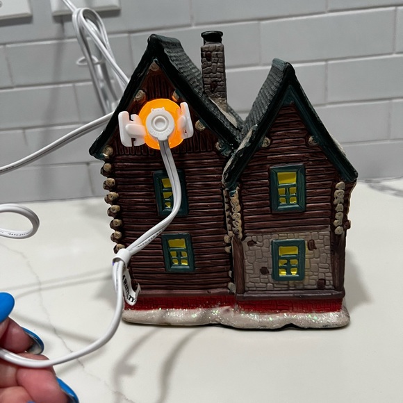 LIGHTED PORCELAIN MINI CHRISTMAS "MOUNTAIN LODGE" - Picture 5 of 9